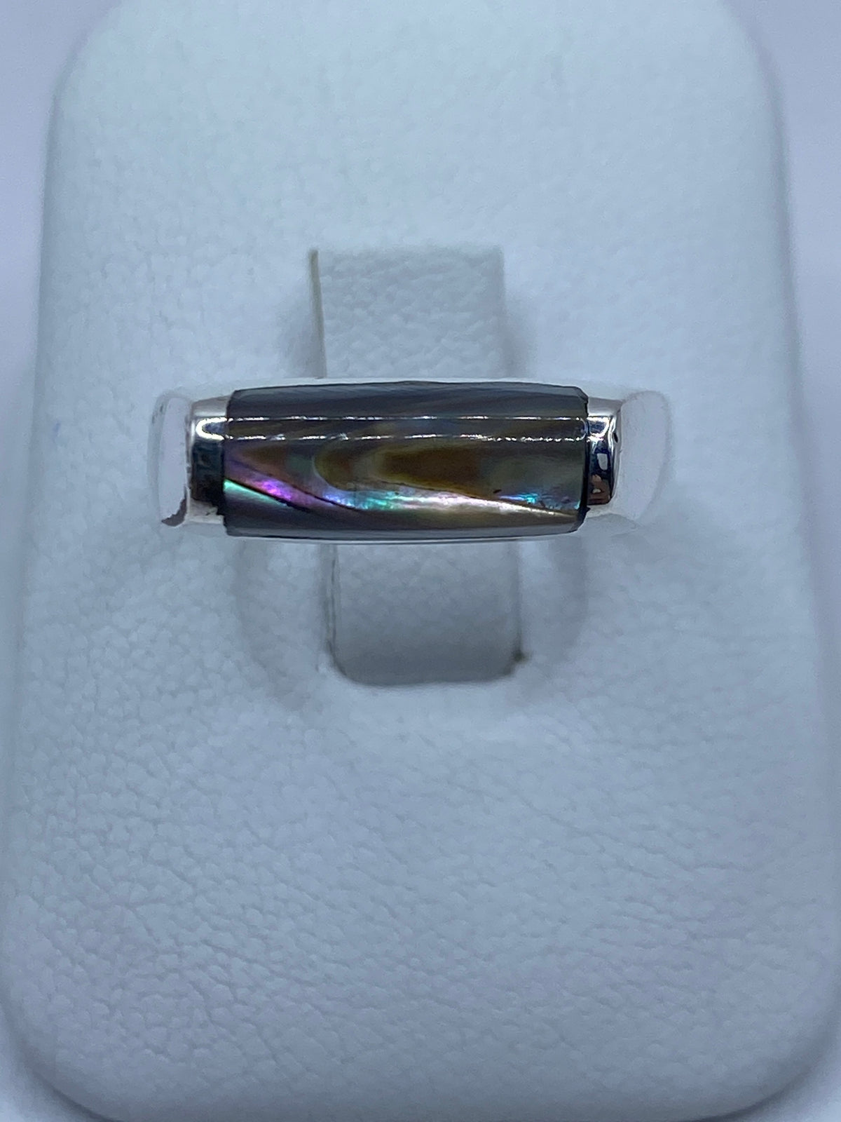 Anillo de plata con concha de abulón tornasol engastada en banda pulida
