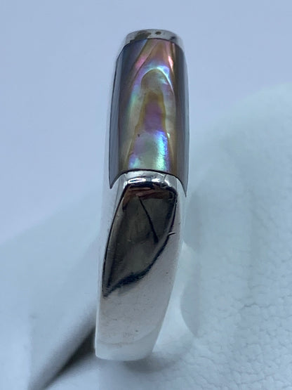 Anillo talla 9 de frente mostrando el engaste a mano de la concha