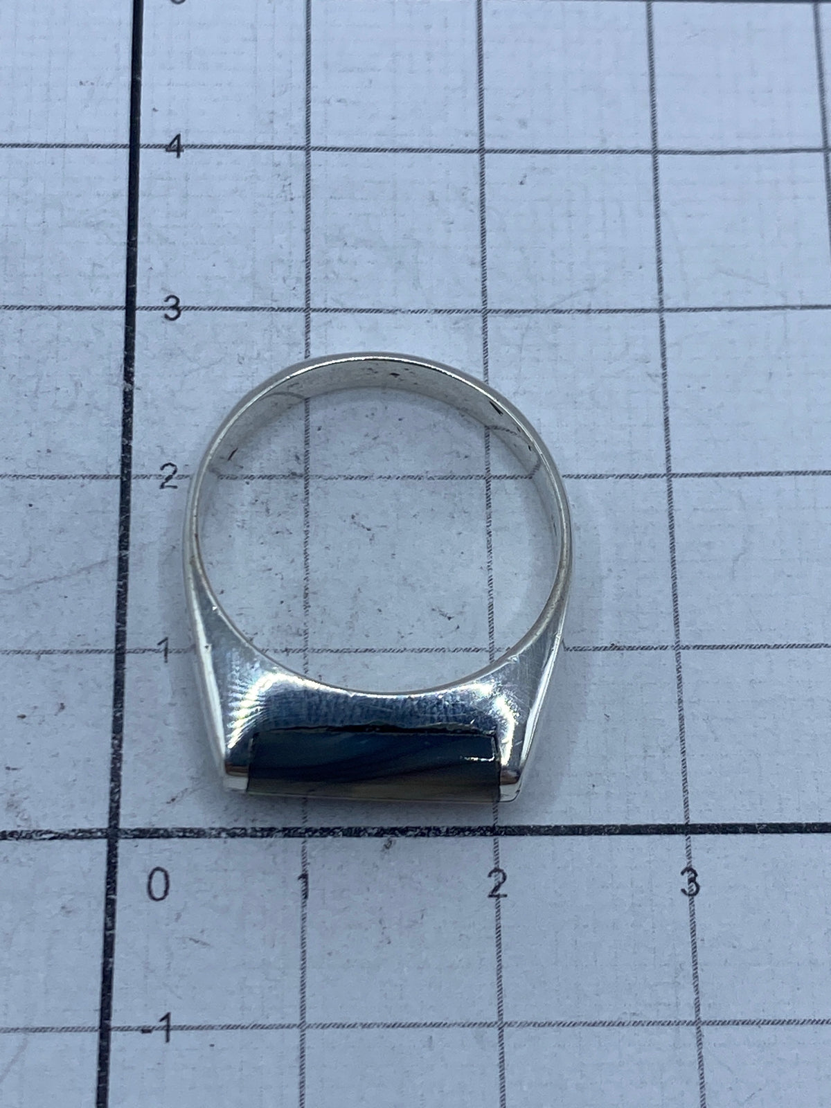 Anillo sobre fondo blanco revelando el Quinto 925 grabado