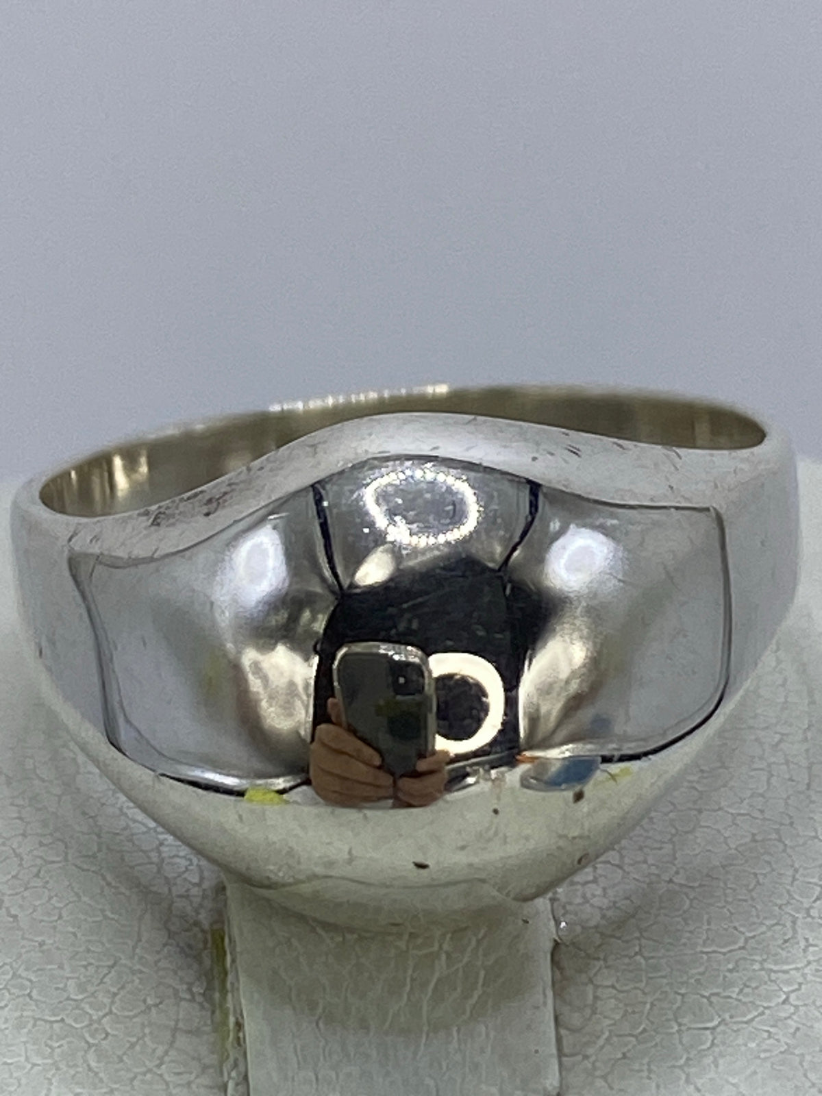 Anillo de plata cartoneado masivo en talla 10, vista frontal con volumen artesanal