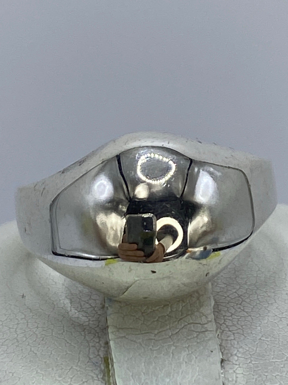 Anillo de plata 925 en la mano mostrando peso y presencia del cartoneado