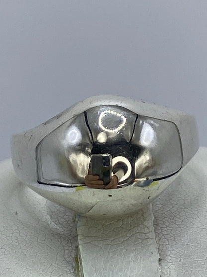 Anillo de plata 925 en la mano mostrando peso y presencia del cartoneado