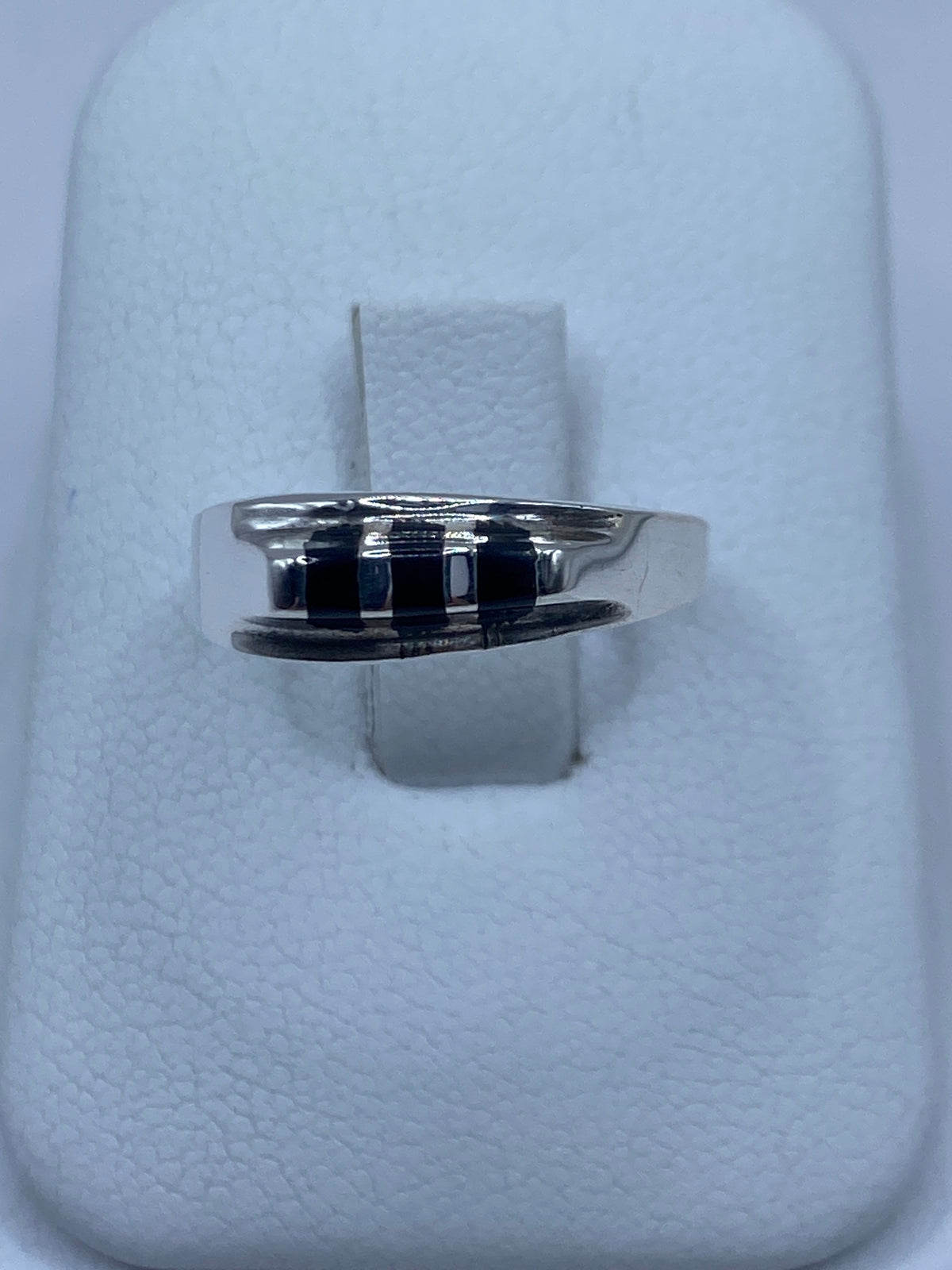 Anillo de plata 925 con ónix negro engastado en la mano de una mujer