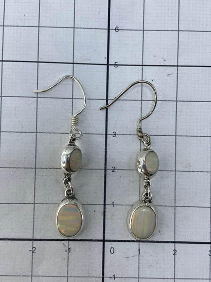 Sello 925 grabado en la base de plata de los aretes