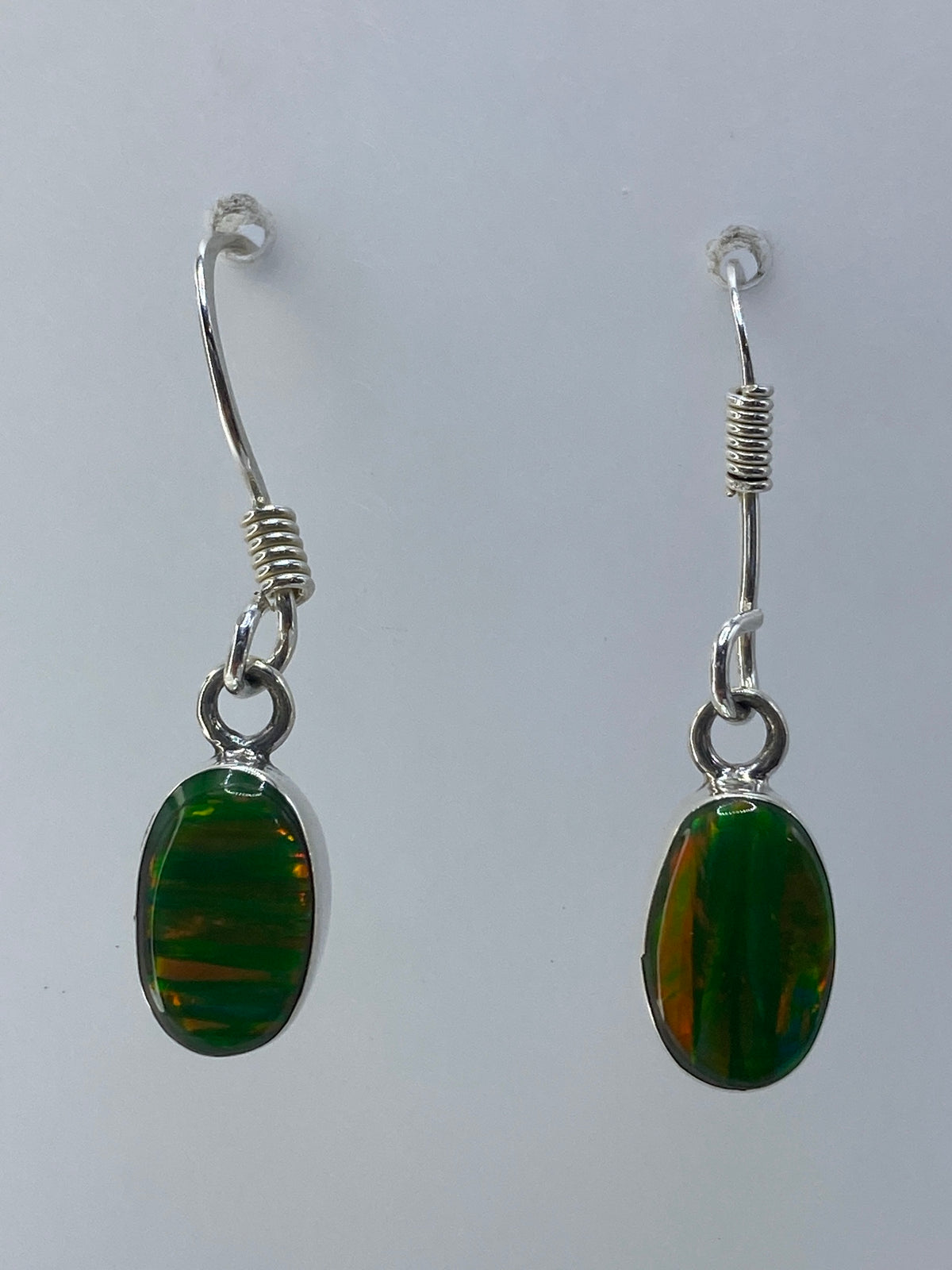 Par de aretes de plata 950 con ópalo de fuego verde, colgados de gancho de plata