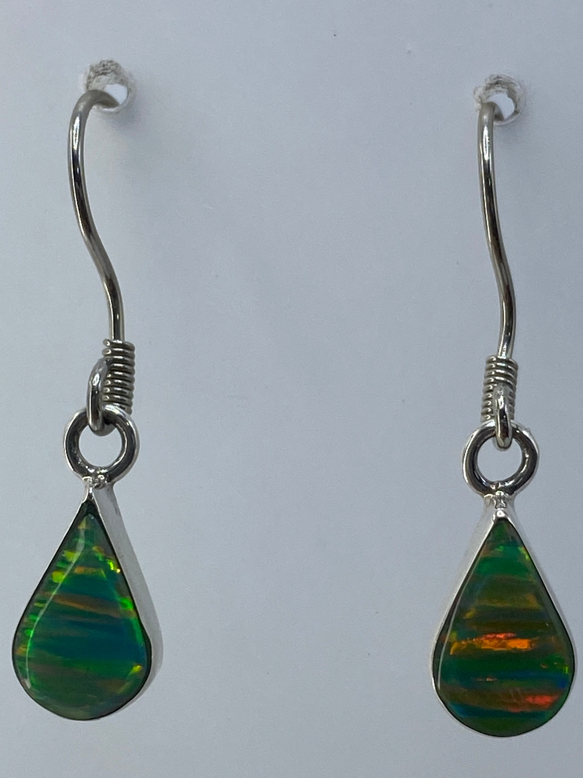 Ópalo de fuego con bandas de color en cierre francés de plata 950