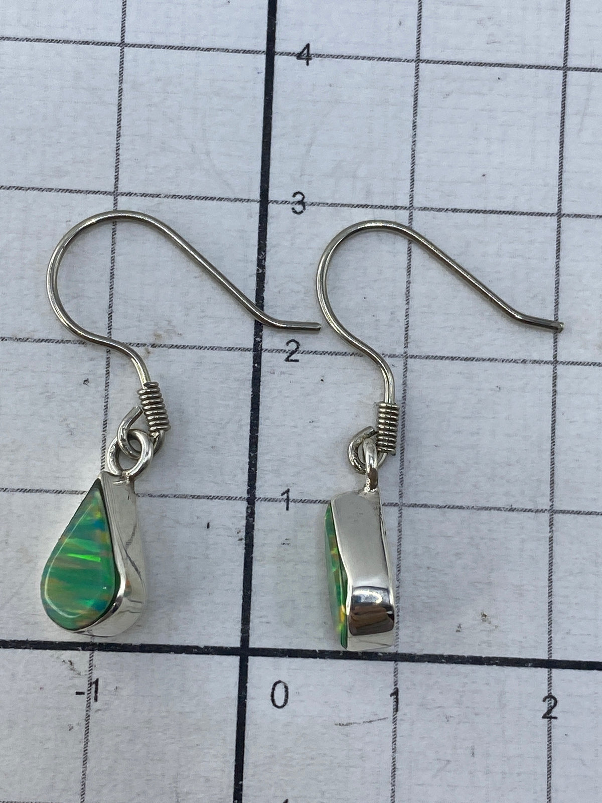 Aretes sobre fondo blanco mostrando el Quinto 950 en la parte superior