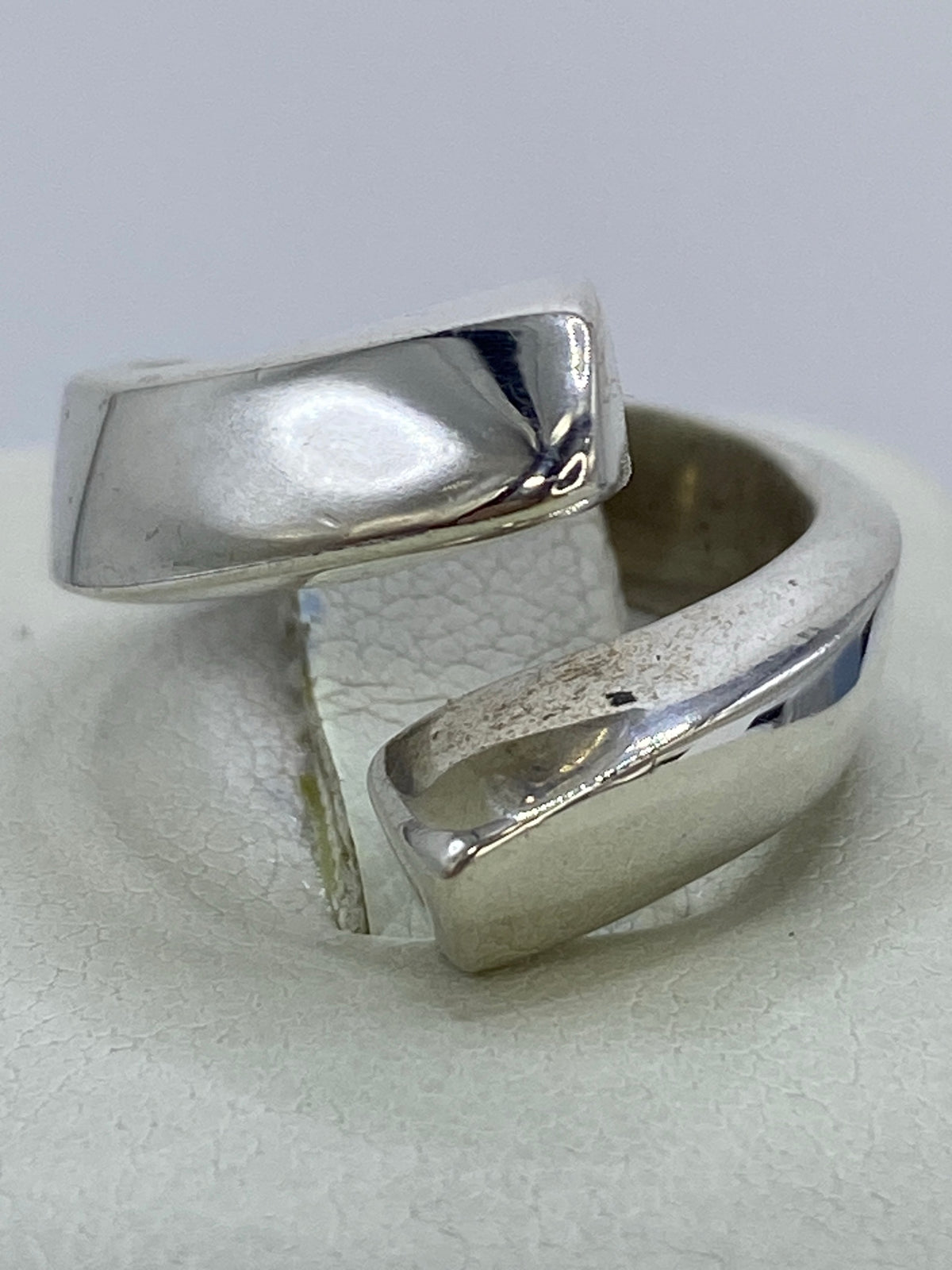 Anillo en detalle con el reflejo del acabado brillante