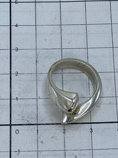 Anillo sobre fondo blanco mostrando el Quinto 925 en el interior