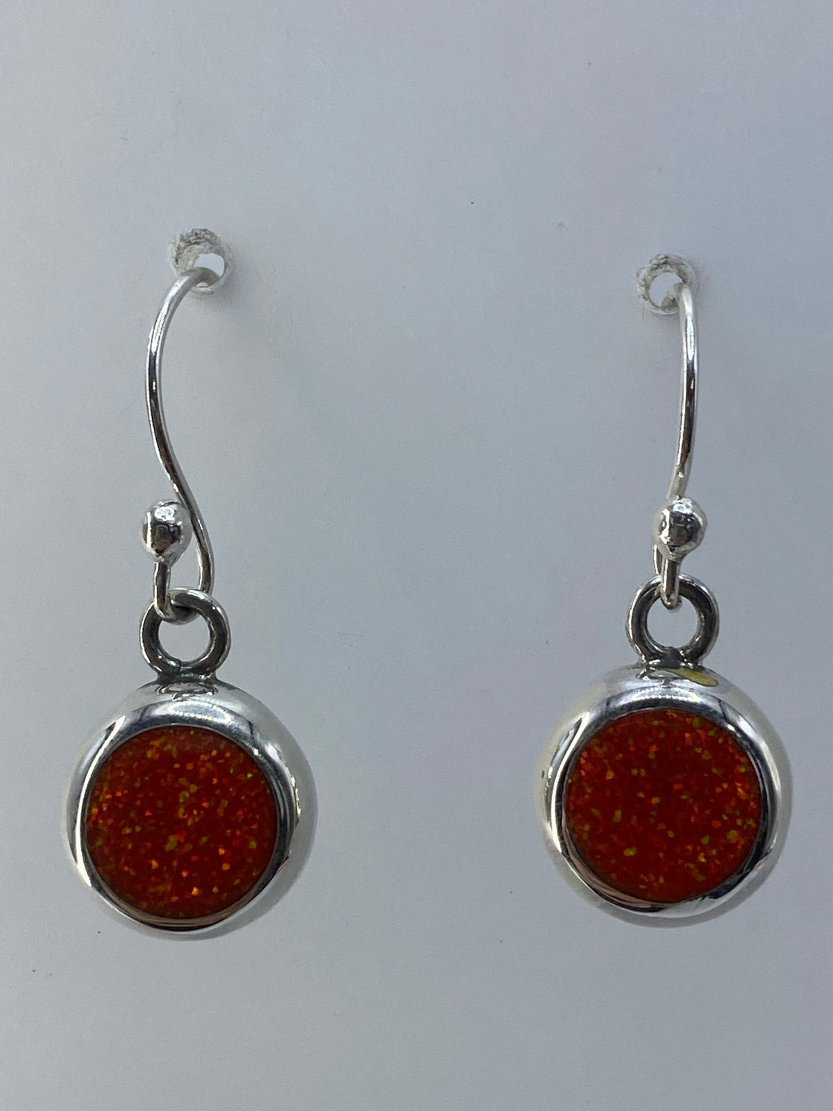 Par de aretes de plata con ópalo de fuego naranja engastado, suspendidos en gancho de plata 950