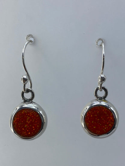 Par de aretes de plata con ópalo de fuego naranja engastado, suspendidos en gancho de plata 950