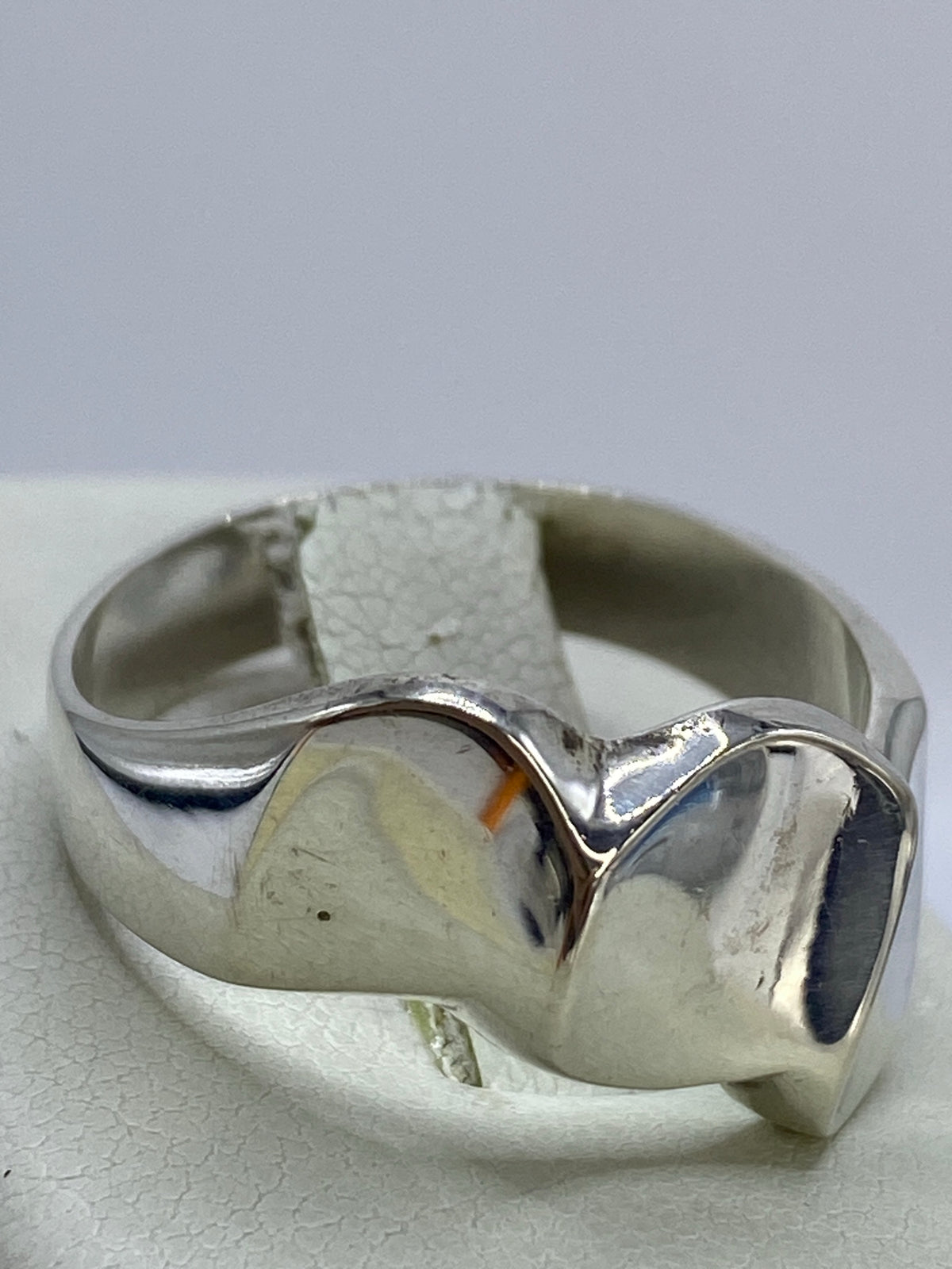 Anillo de plata cartoneado en talla 11, vista lateral pulida