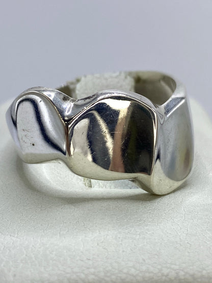 Detalle del anillo mostrando la estructura 3D del cartoneado