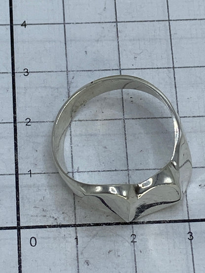 Anillo sobre fondo blanco con marca de Quinto 925 visible