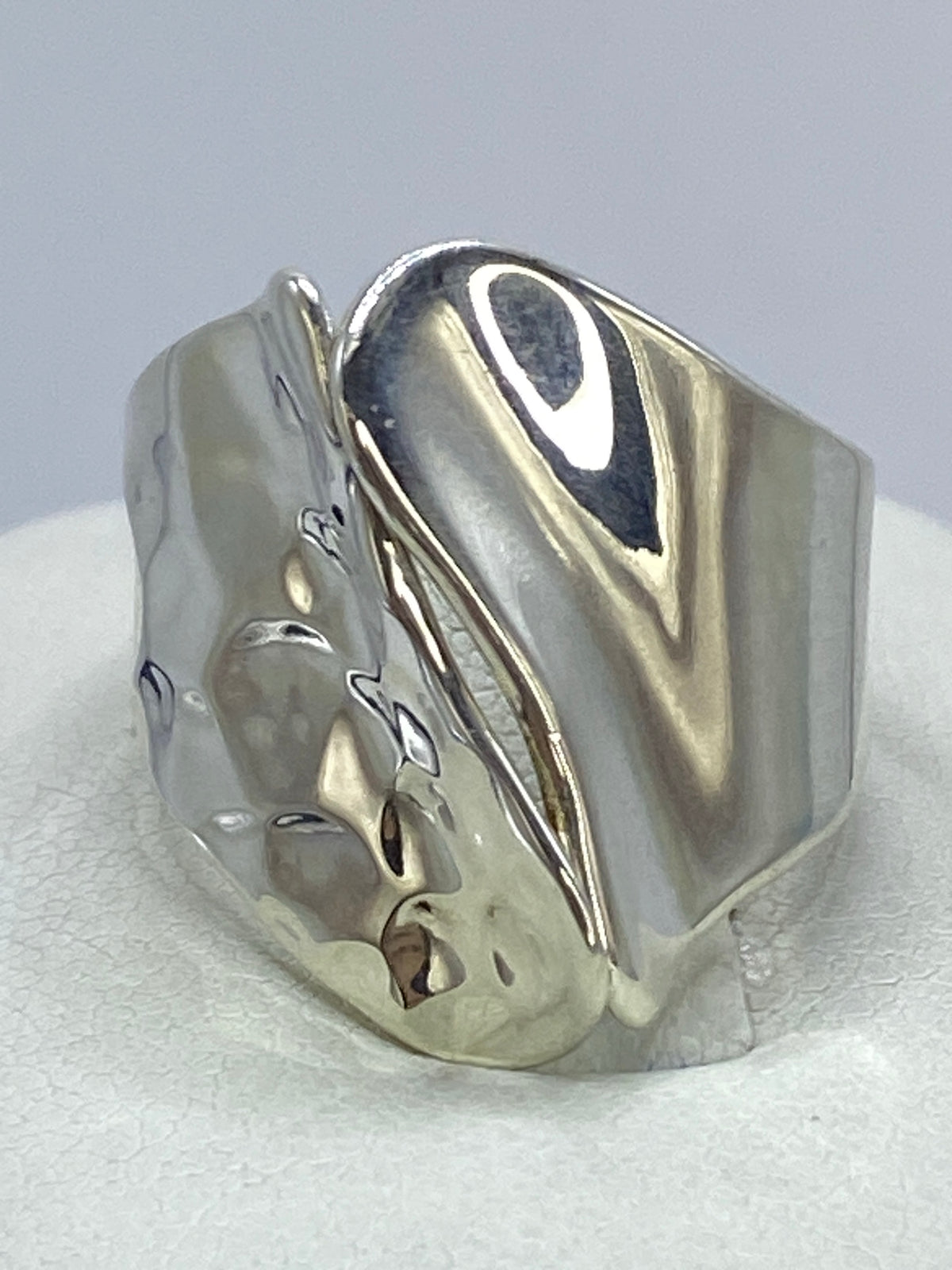 Anillo de plata 925 escultural voluminoso en la mano de una mujer