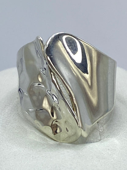 Anillo de plata 925 escultural voluminoso en la mano de una mujer