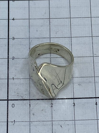 Anillo sobre fondo blanco mostrando el sello 925 MEXICO