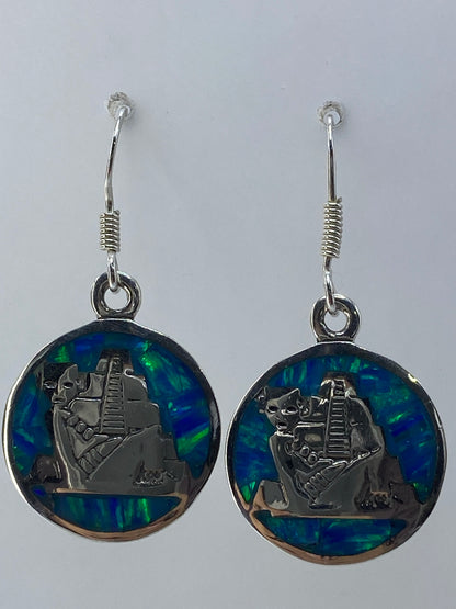 Detalle del ópalo de fuego verde limón en aretes de plata 950, mostrando el efecto de luz interna