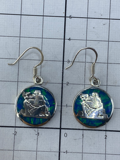 Reverso de los aretes mostrando el Quinto 950 y el engaste a mano de la piedra