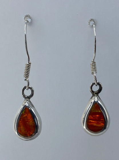 Par de aretes de plata 925 con ópalo de fuego naranja engastado, vistos de frente