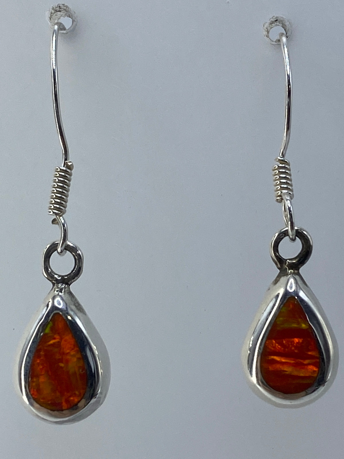 Aretes sobre regla métrica para escala — 3.1 cm de largo
