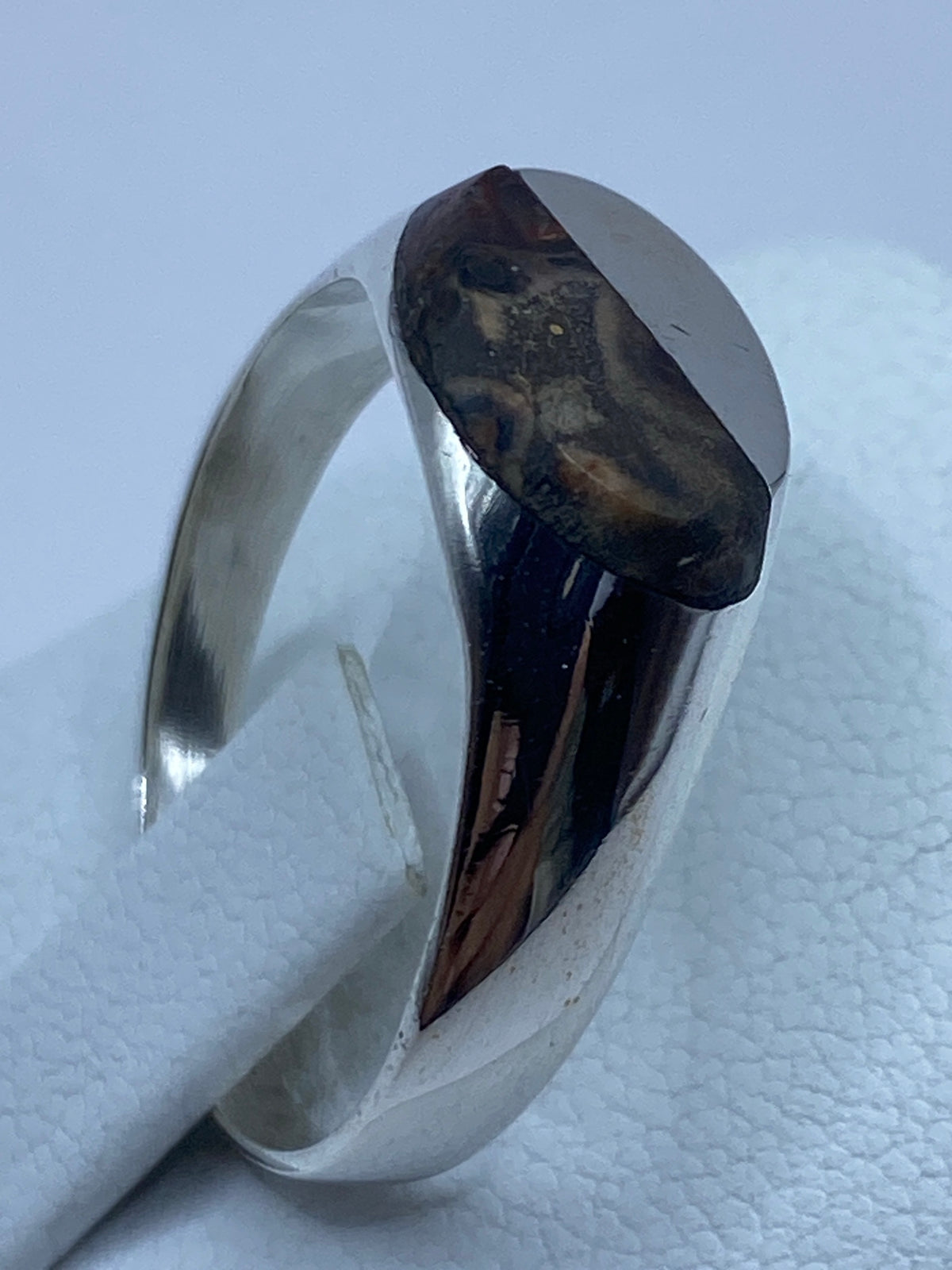Anillo puesto en la mano mostrando proporción y acabado pulido