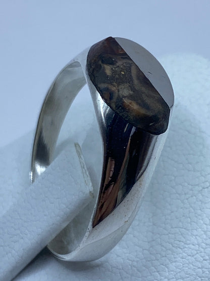 Anillo puesto en la mano mostrando proporción y acabado pulido