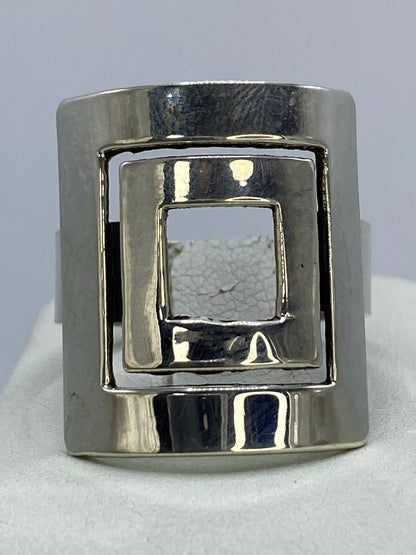 Anillo de plata cartoneado con volumen geométrico, vista frontal en talla 9