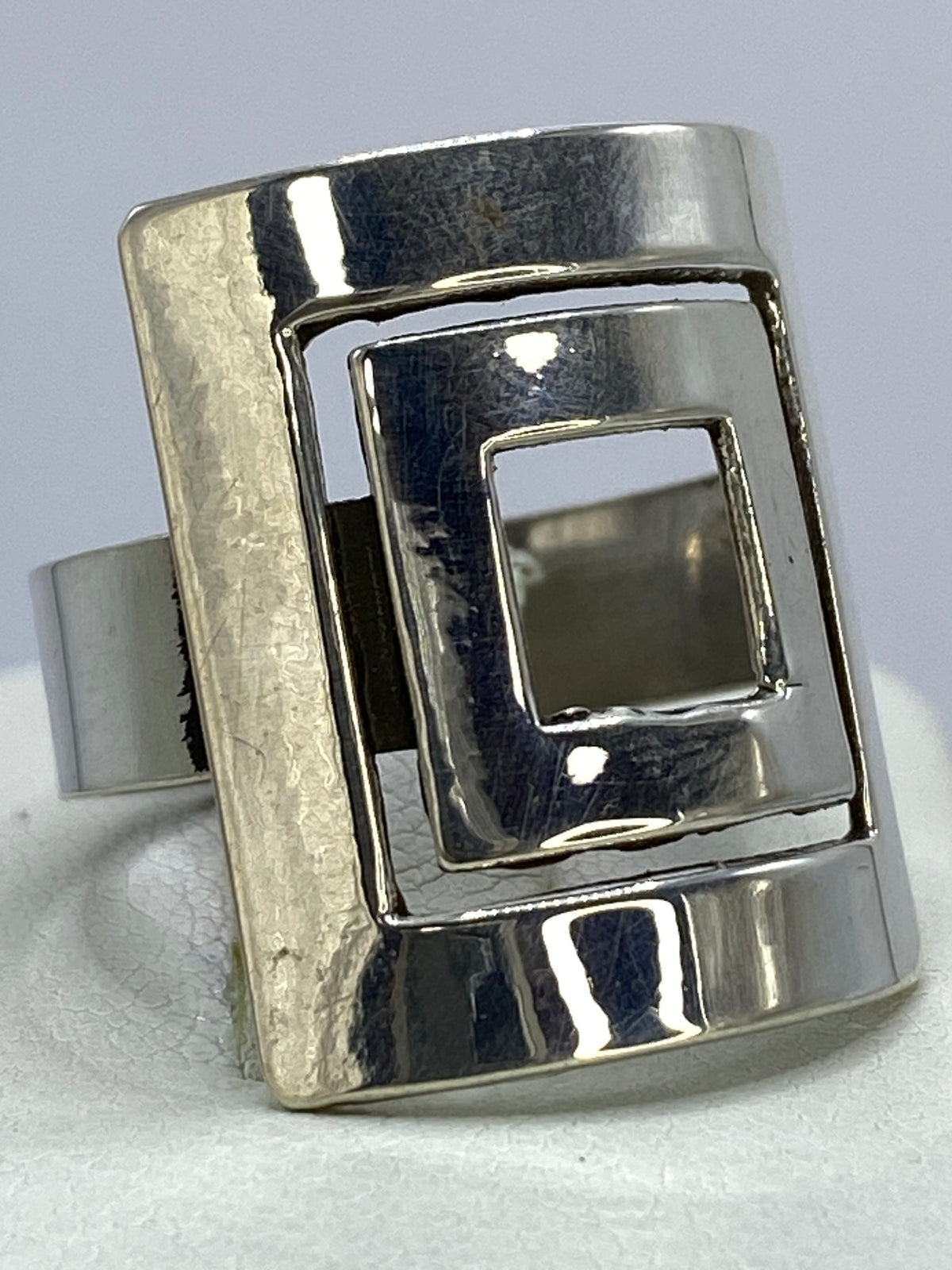 Anillo minimalista de plata 925 con técnica cartoneado, lado lateral mostrando profundidad