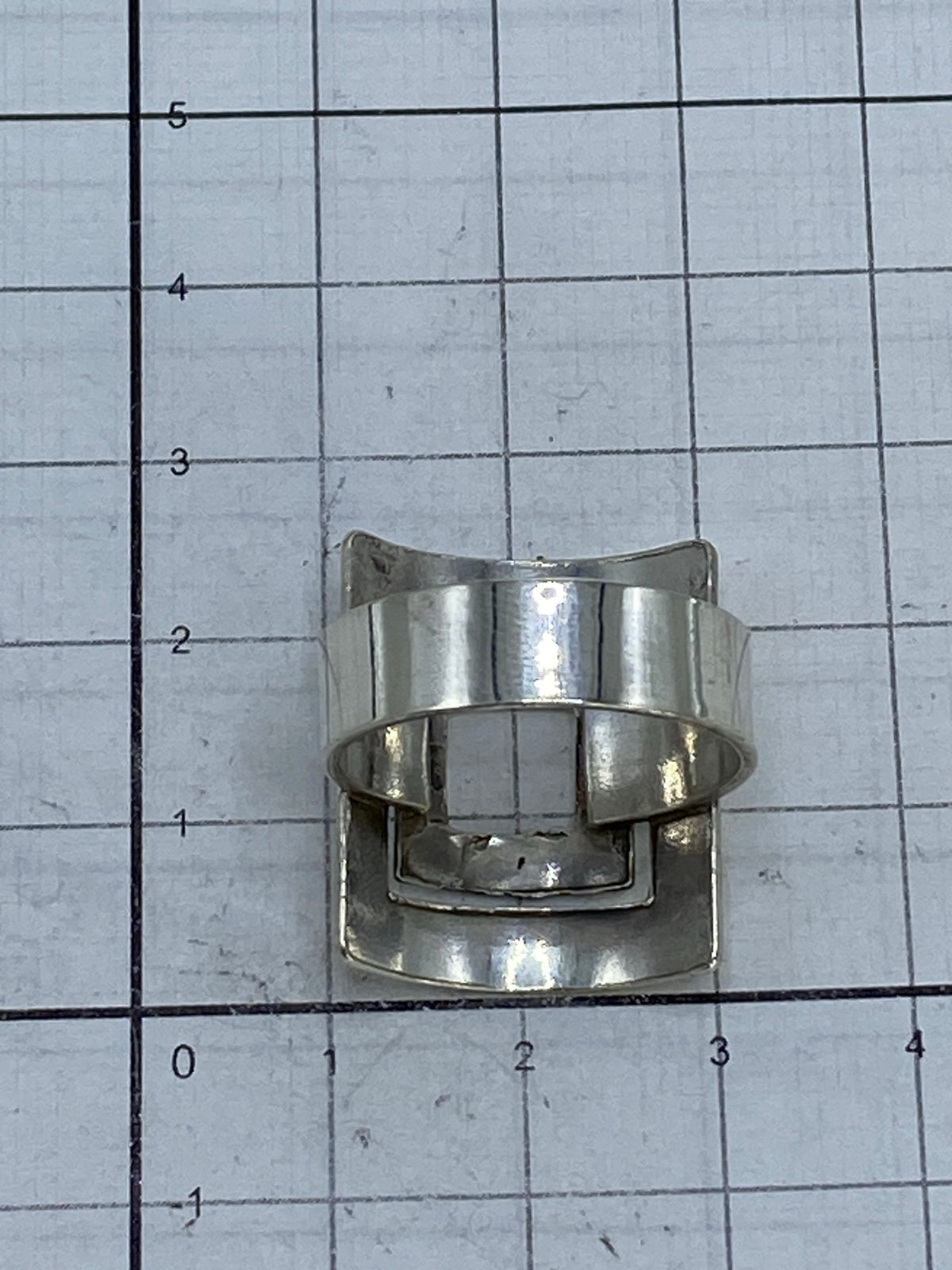 Anillo de plata sobre escala con Quinto 925 visible, peso 7 gramos