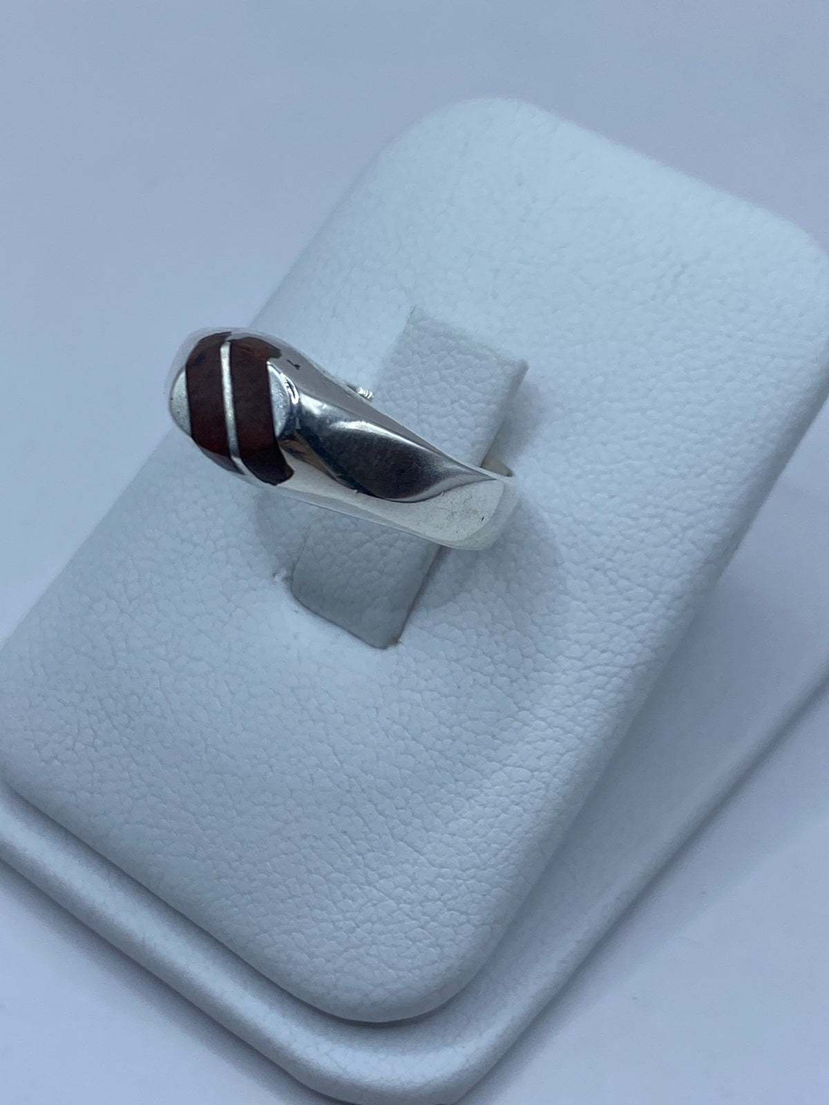 Anillo de plata Ojo de Tigre talla 7 en la mano mostrando el brillo de la piedra