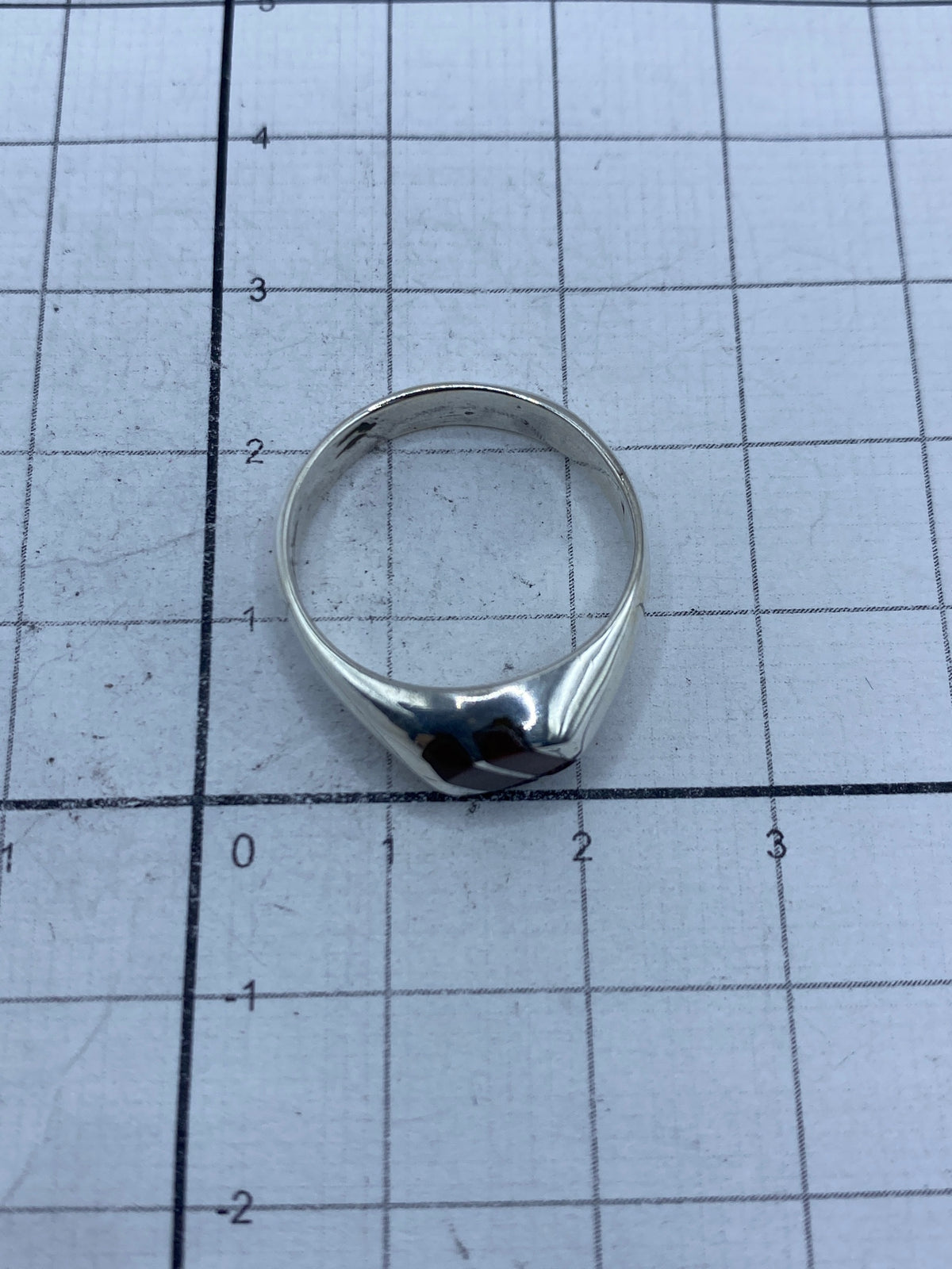 Anillo sobre escala de medición mostrando el tamaño real del diseño