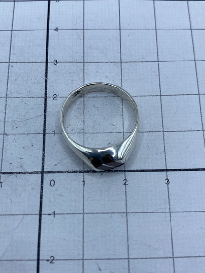 Anillo sobre escala de medición mostrando el tamaño real del diseño