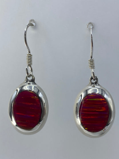 Aretes colgantes de plata 925 con ópalo de fuego rosa, mostrando la iridiscencia de las gemas