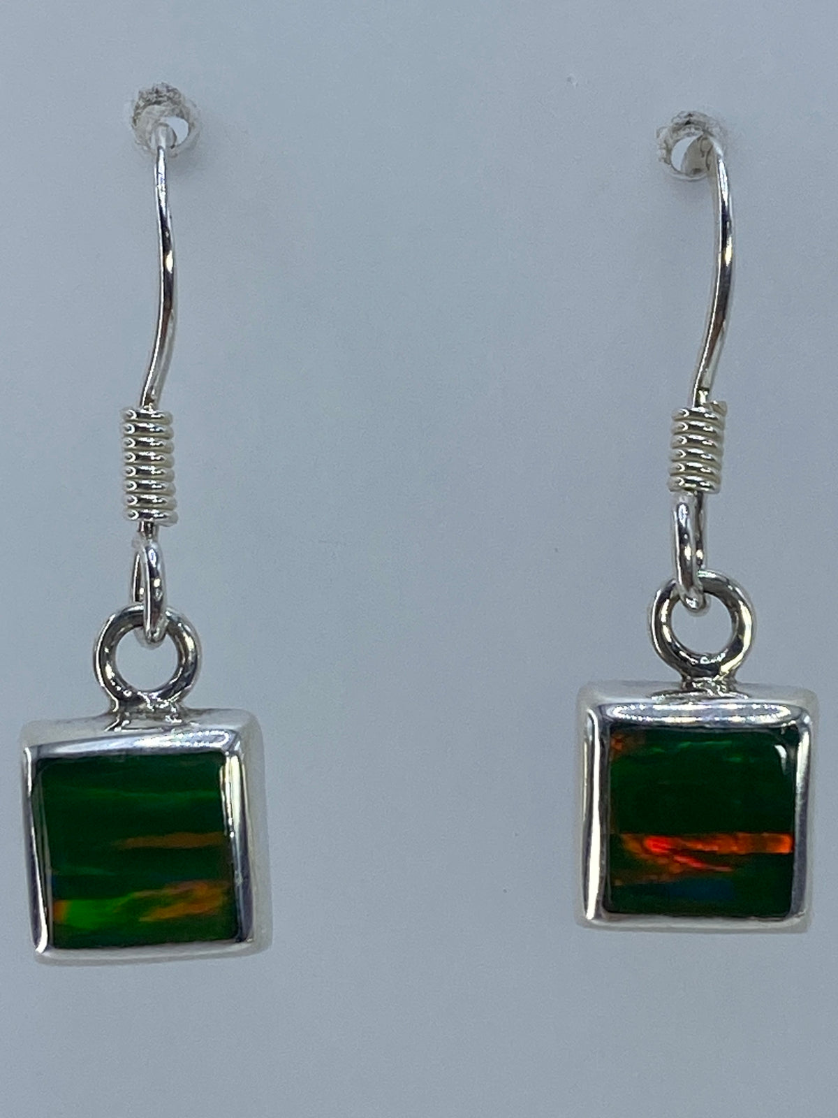 Aretes sobre escala de medición mostrando el largo de 2.8 cm