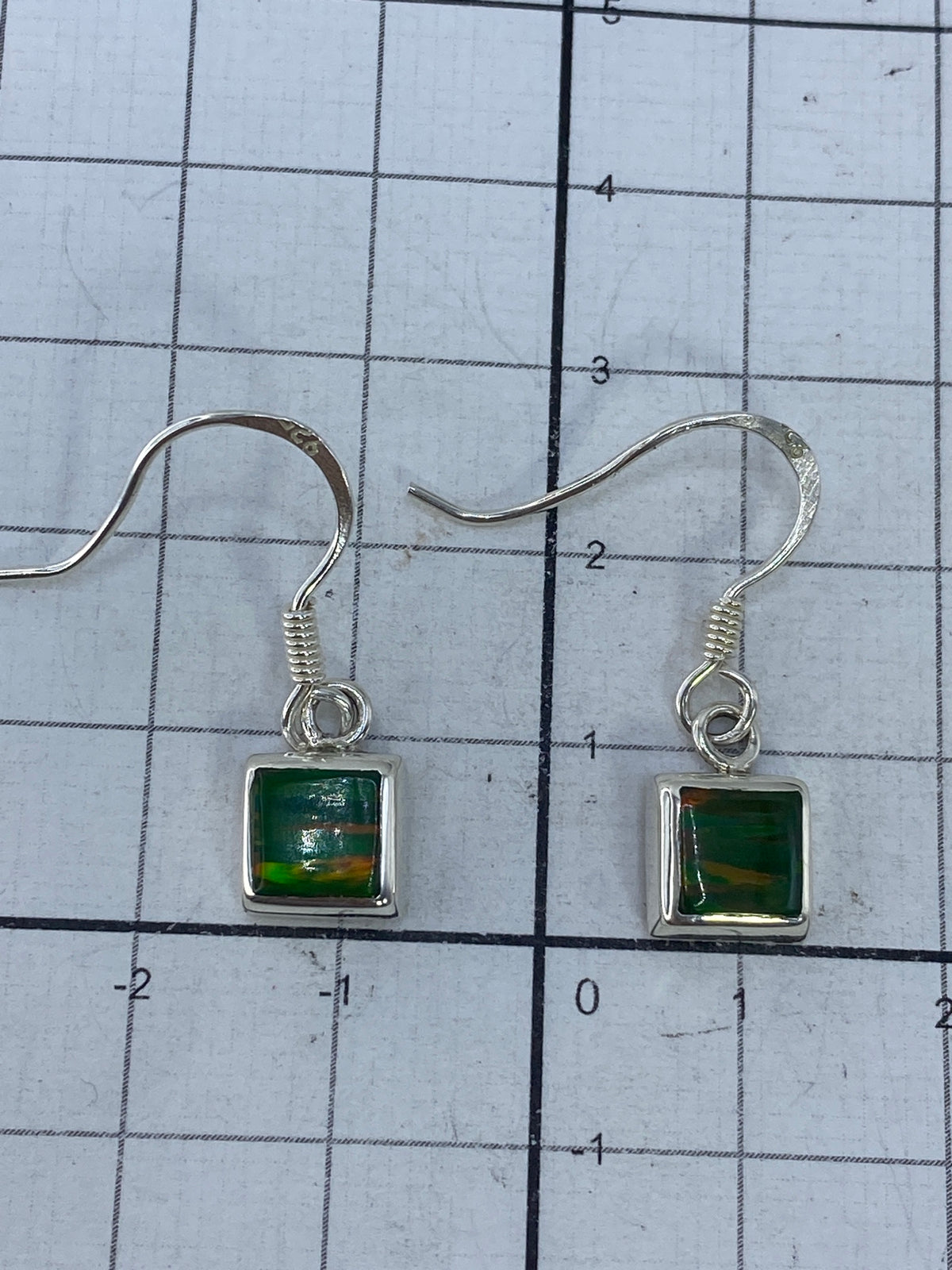 Marca del Quinto 925 en la base de plata de los aretes