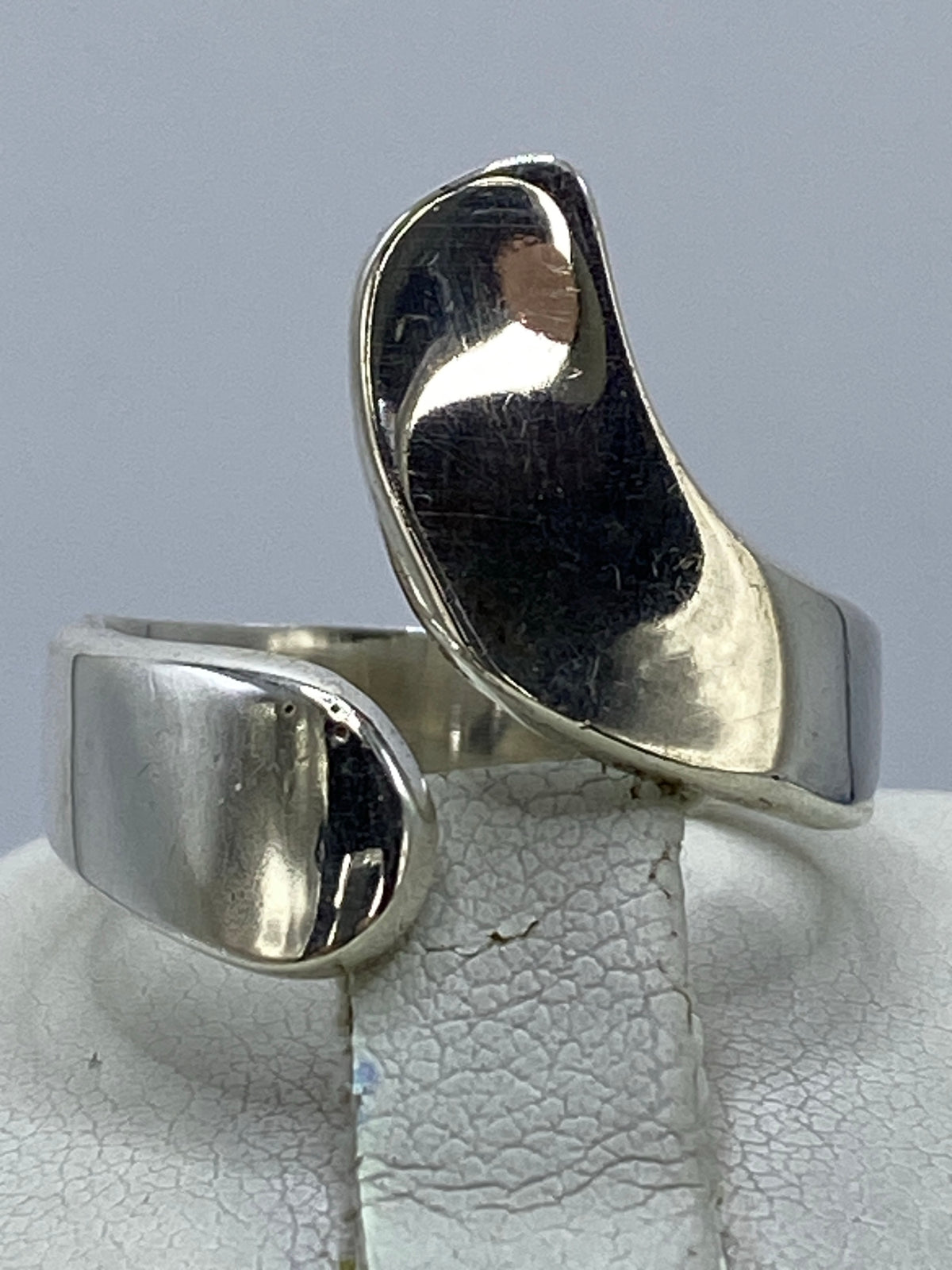Anillo de plata cartoneado de Taxco en talla 6, vista frontal mostrando el volumen 3D