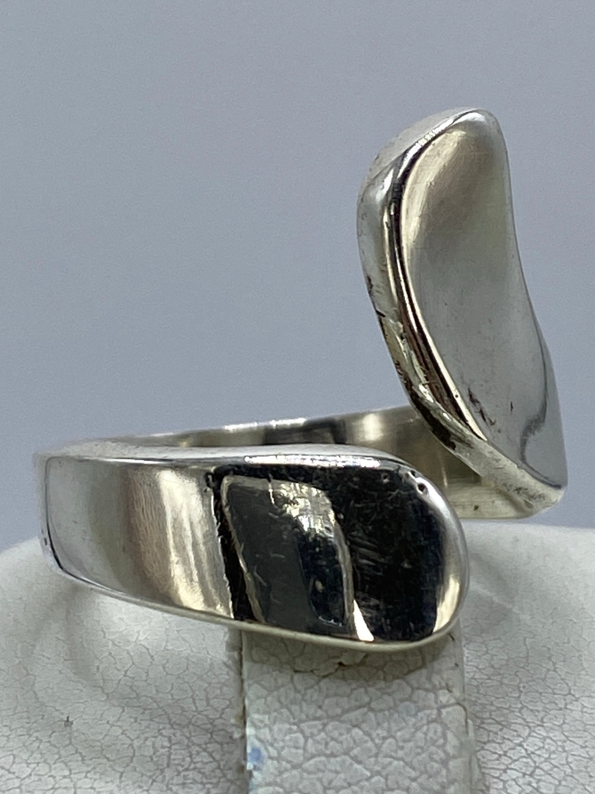 Anillo de plata 925 cartoneado de perfil, detalle de la estructura geométrica