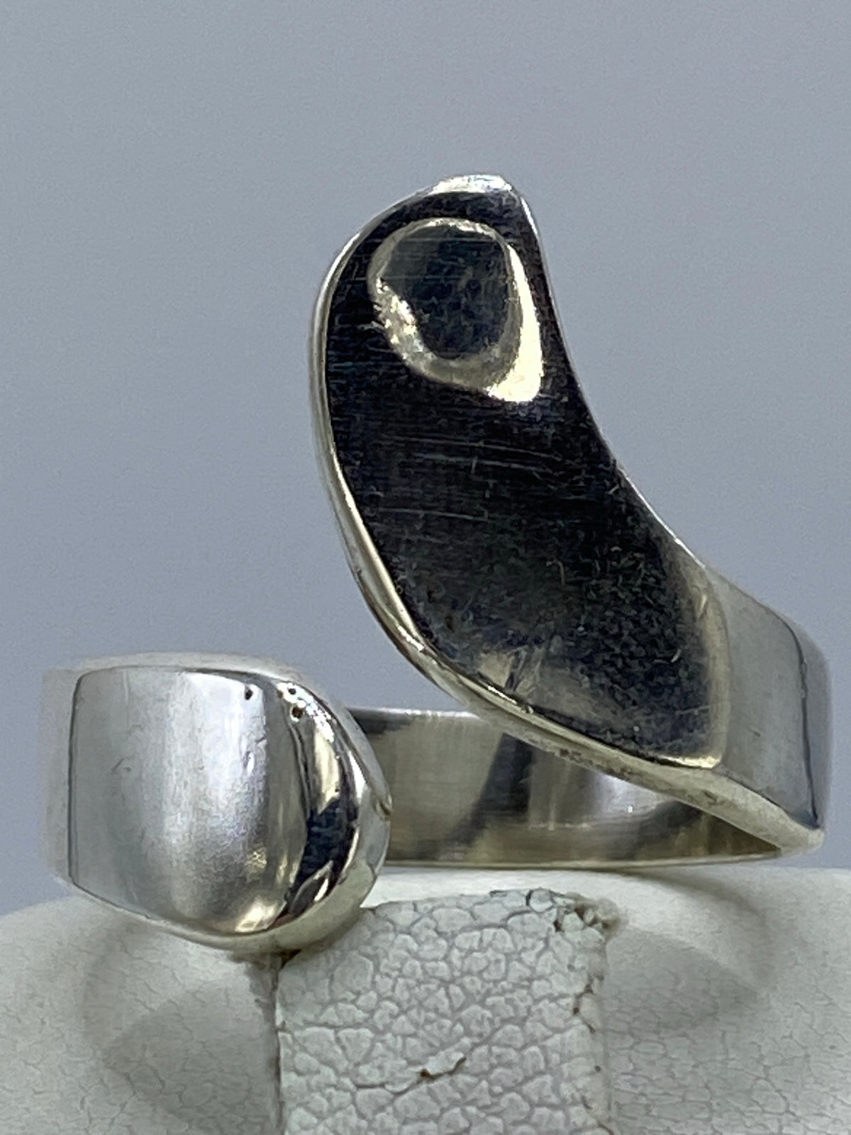 Anillo de cartoneado puesto en la mano, mostrando cómo se ve en uso