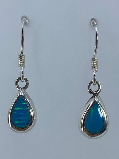 Par de aretes de plata con ópalo de fuego verde olivo engastado en forma de gota
