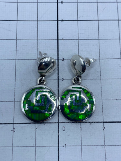 Reverso de los aretes con el Quinto 950 grabado y acabado pulido