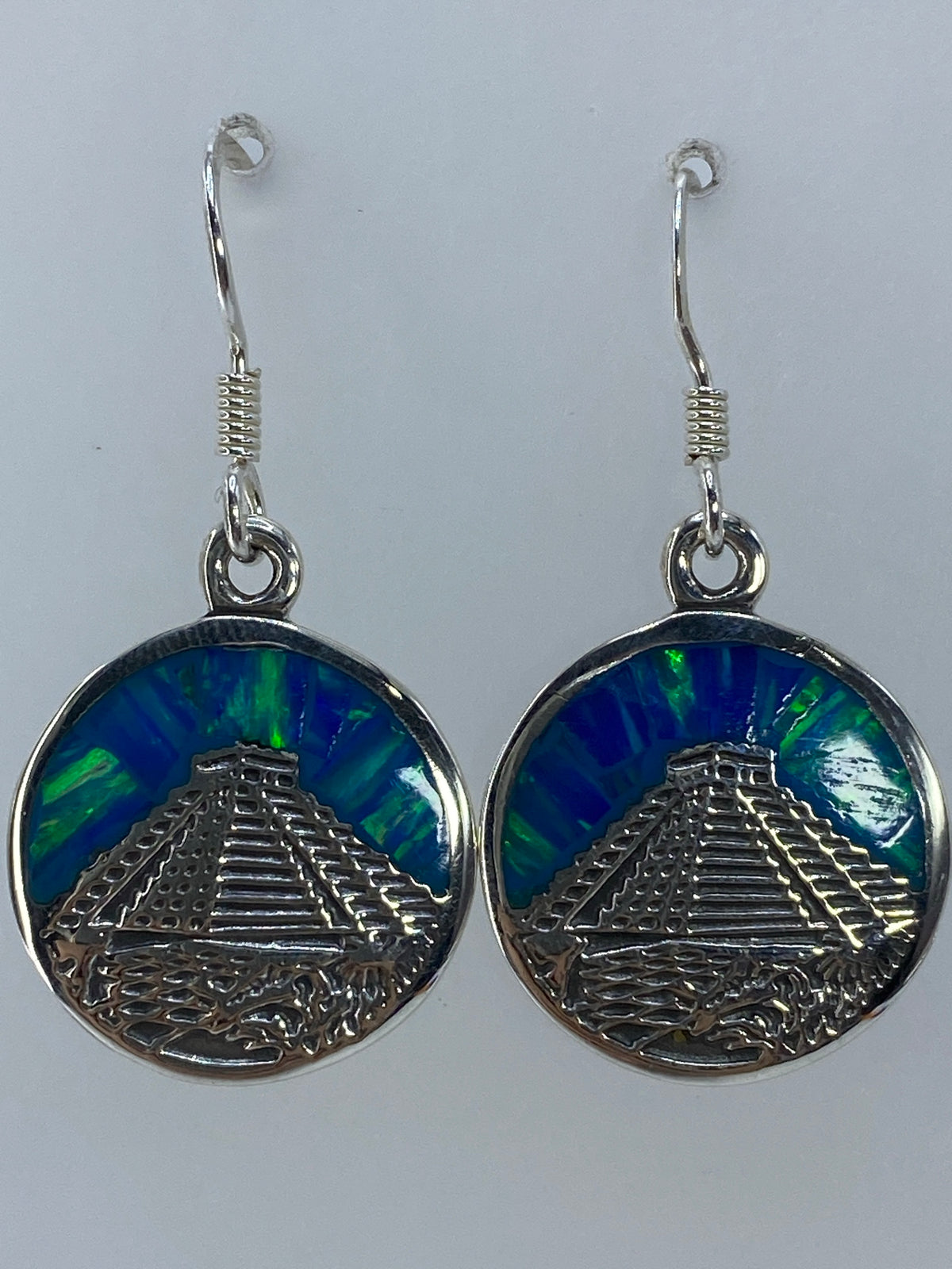 Aretes de plata con pirámide de Kukulkán e ópalo de fuego verde olivo, vista frontal del par