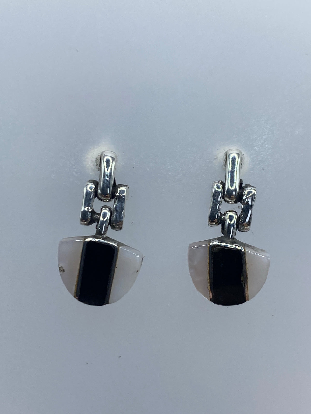 Par de aretes de plata 950 en diseño escudo con perla blanca y ónix negro