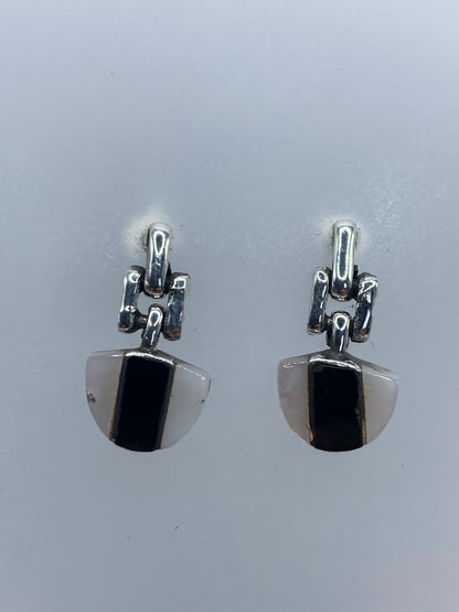 Par de aretes de plata 950 en diseño escudo con perla blanca y ónix negro