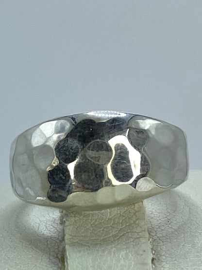 Anillo sobre dedo, mostrando el brillo espejo y la presencia visual