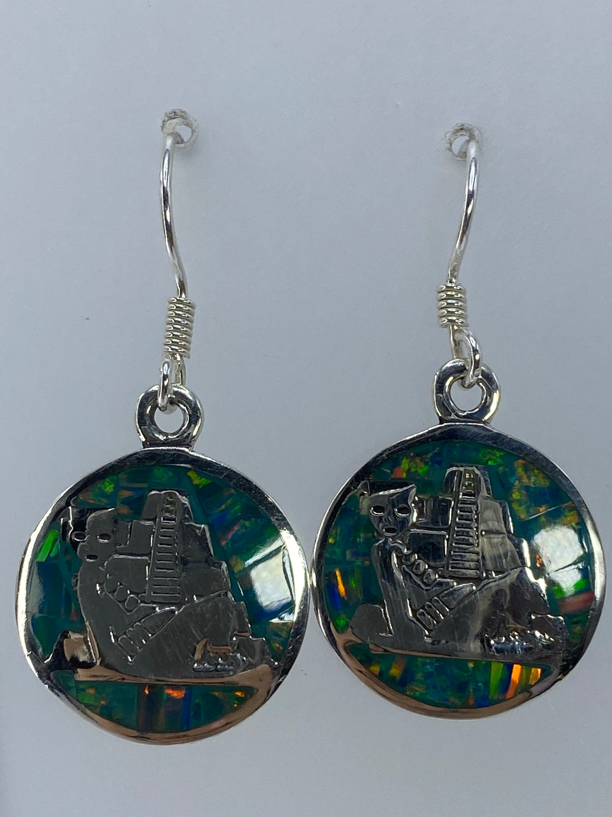 Par de aretes de plata con ópalo de fuego multicolor engastado a mano, vista frontal