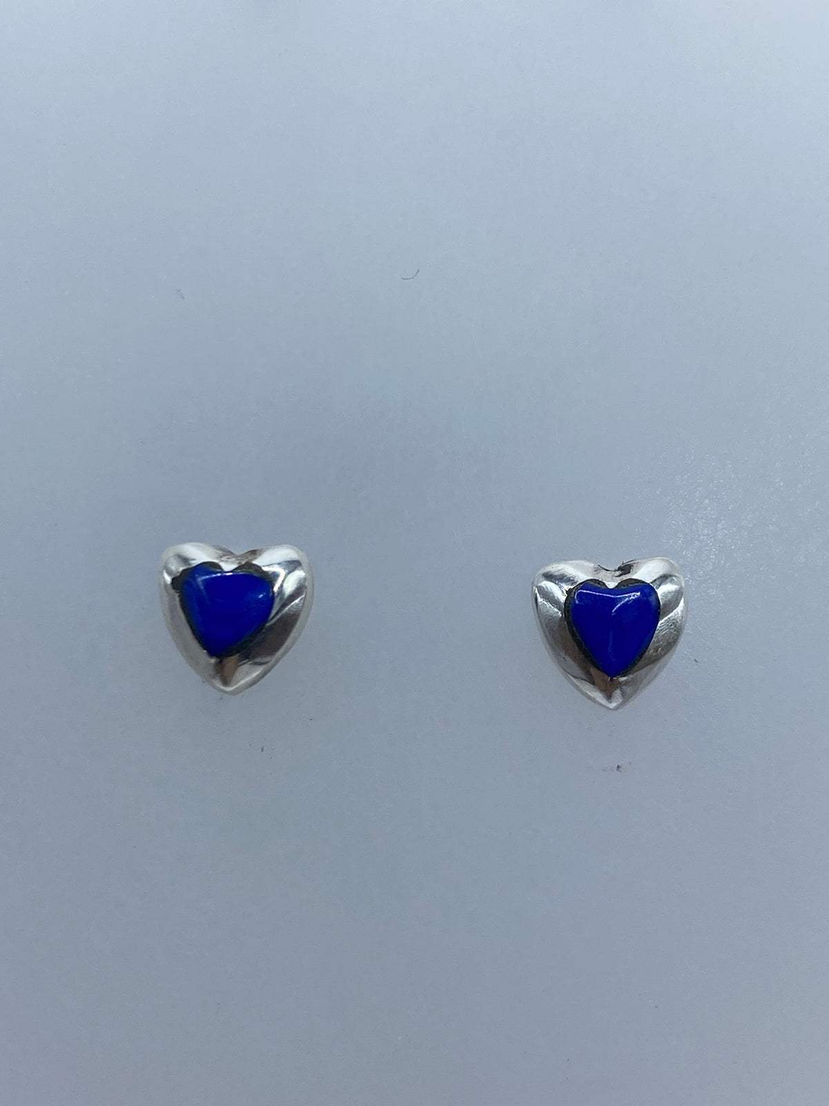 Par de aretes de plata 925 con coral azul, visto de frente sobre fondo blanco