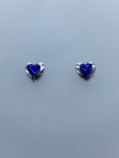 Detalle lateral de un arete de plata con engaste de coral azul