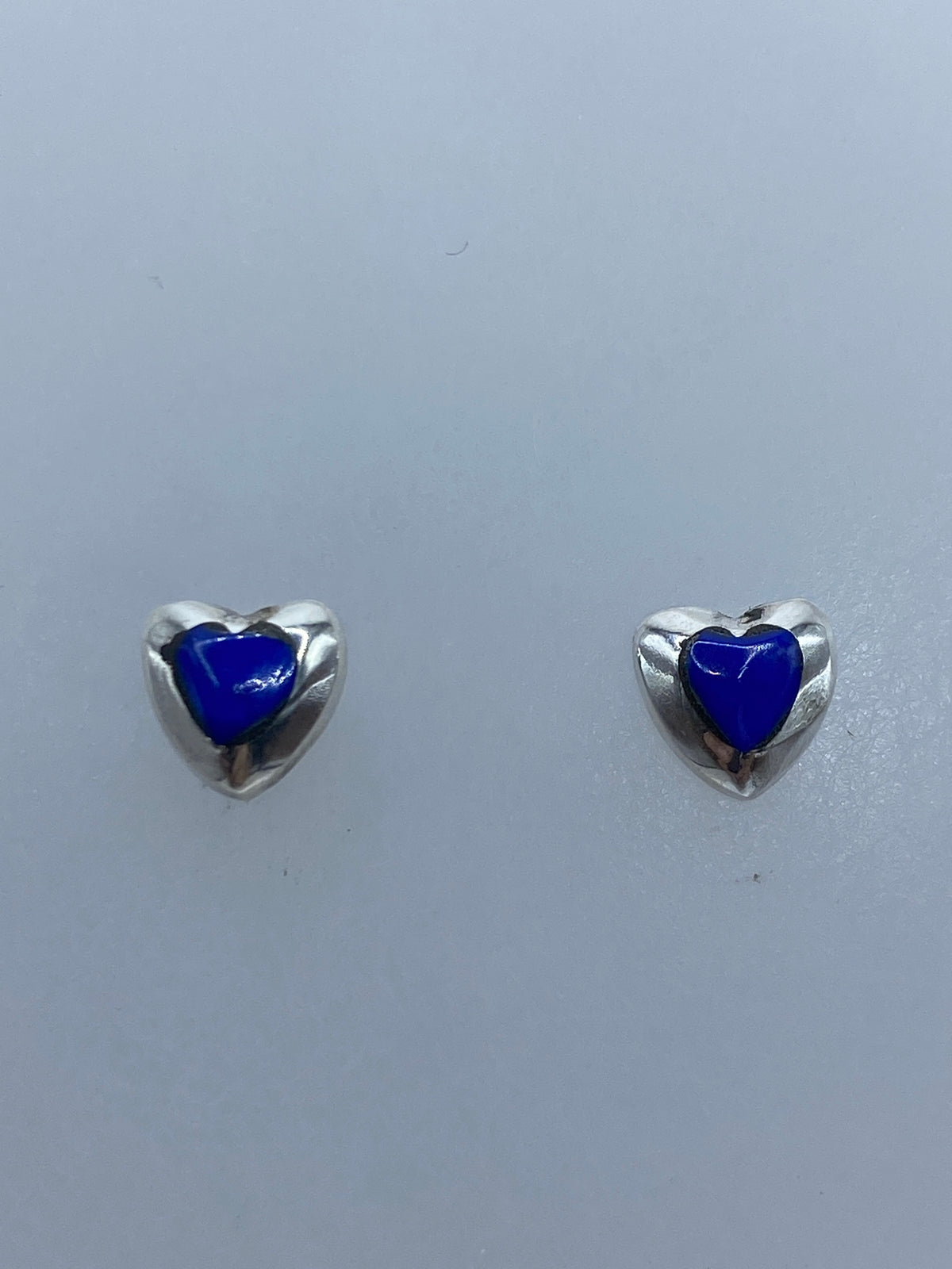 Aretes de coral azul en plata colocados sobre regla de medida mostrando tamaño pequeño