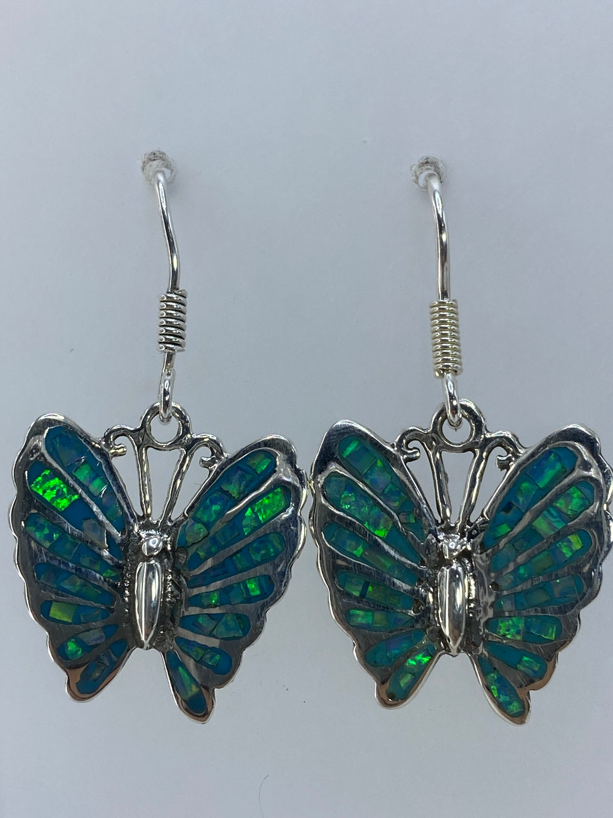 Detalle del engaste de ópalo verde en la mariposa de plata